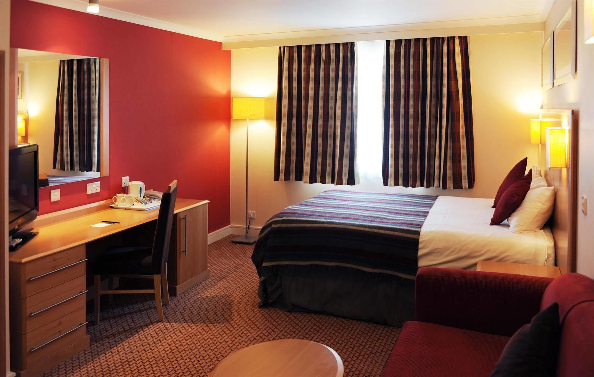 Village Hotel Manchester Hyde Esterno foto