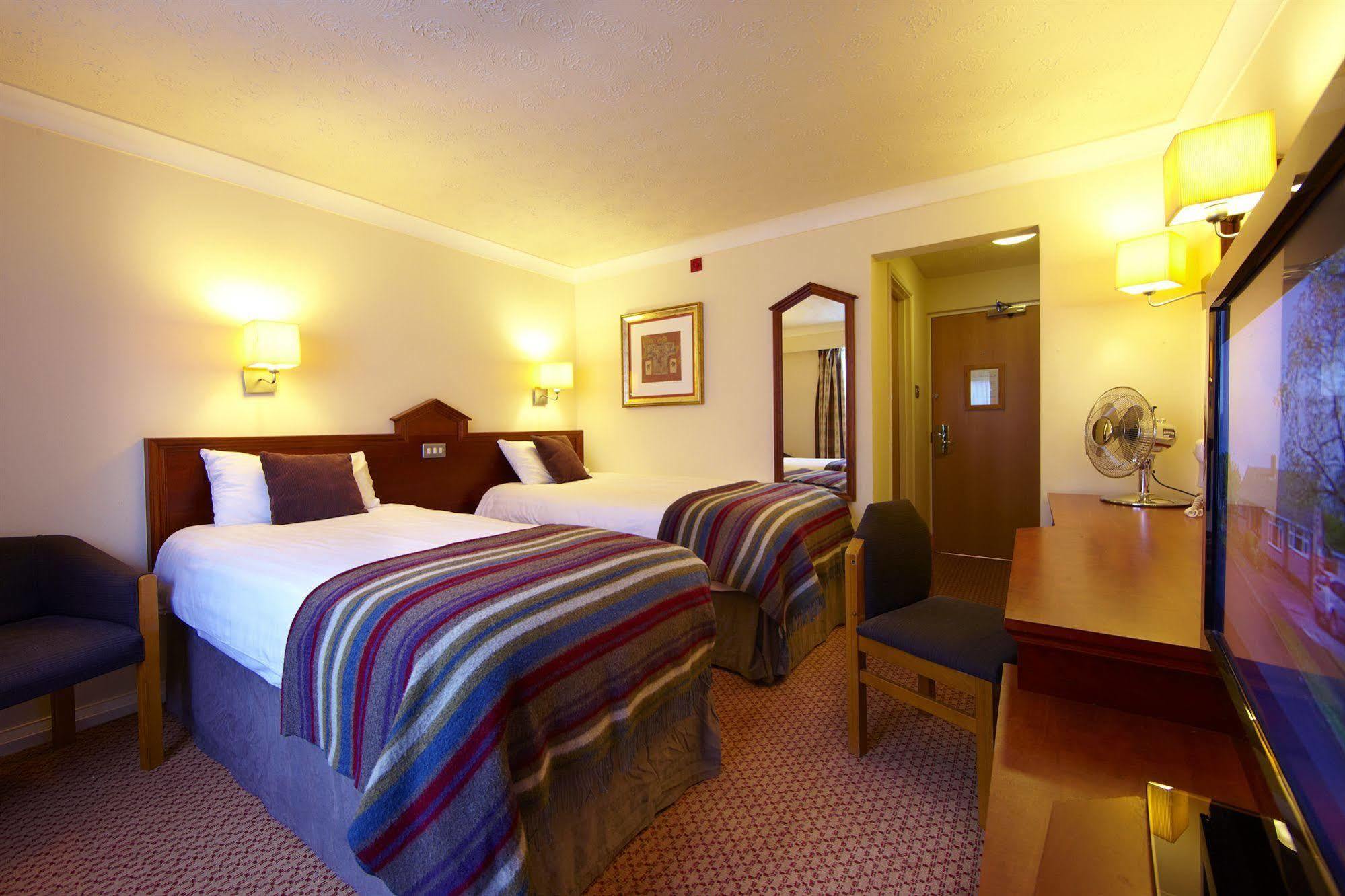 Village Hotel Manchester Hyde Esterno foto